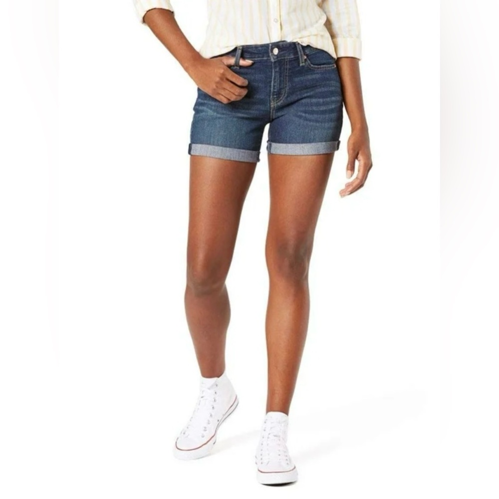 Levi’s Signature Gold Women's Mid-Rise Shorts 5” Inseam Medium Wash Size 14 32W
